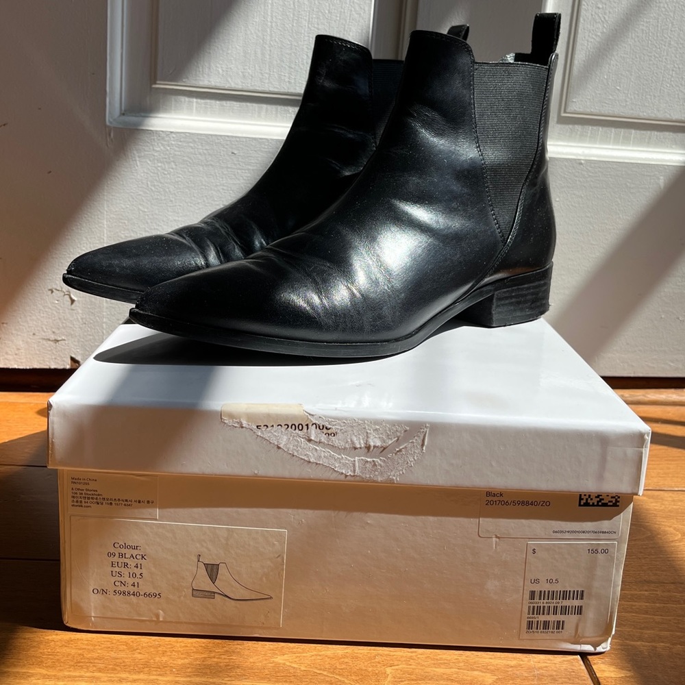 Black Chelsea Boots with Pointed Toe - Picture 1 of 12